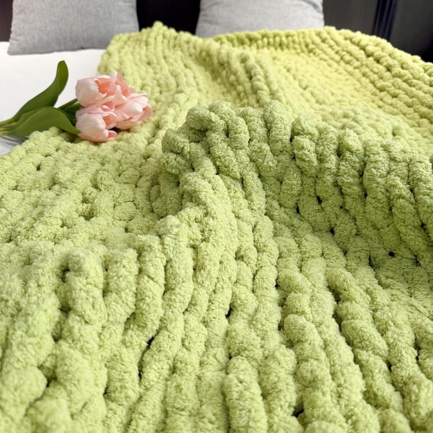 Chunky Knit Blanket Throw 48"x71", Chenille Throw Blankets, Handmade Warm & Cozy Blanket Couch Bed Home Decor, Soft Breathable Banket, Christmas for Couch Bed Sofa Best Gift (Green)