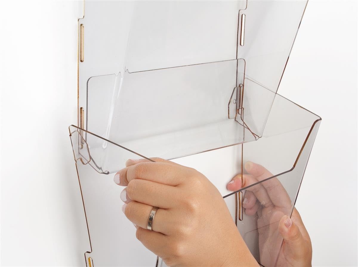 Displays2go Hanging Literature Rack with 8 Tiered Pockets for 8.5x11 Magazines, Wall Mounting Bracket Included - Clear Plastic