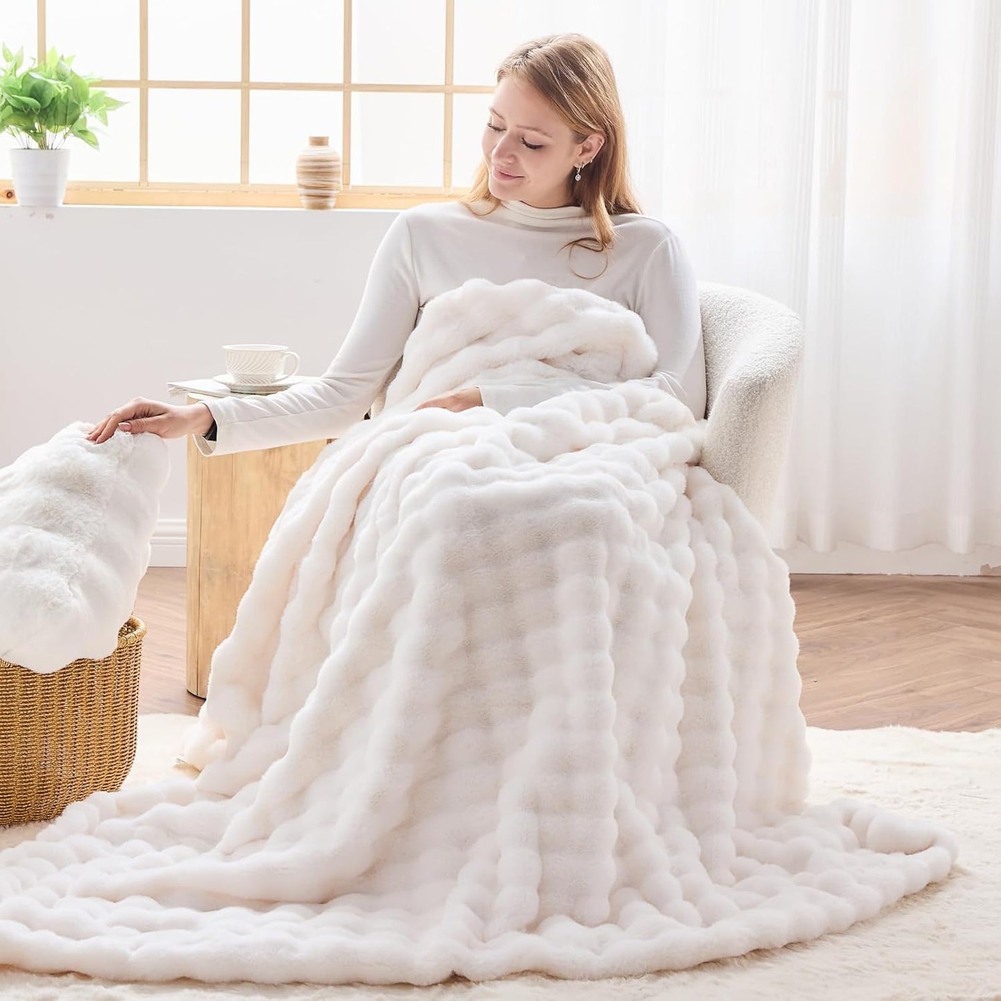 NEWCOSPLAY Faux Fur Queen Blanket Ivory Bubble Blanket Thick Warm Soft for Couch Sofa Bed 550GSM (Ivory, Queen(90"x90"))