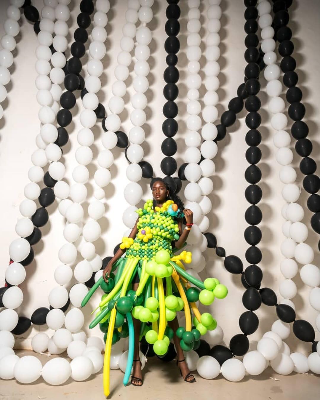 Black and White Quick Link Balloons, 100PCS Latex Linking Balloons for Making Balloon Wall Balloon Arch Balloon Chains and Wedding Birthday Baby Shower Engagement Graduation Party Decorations (10inch)