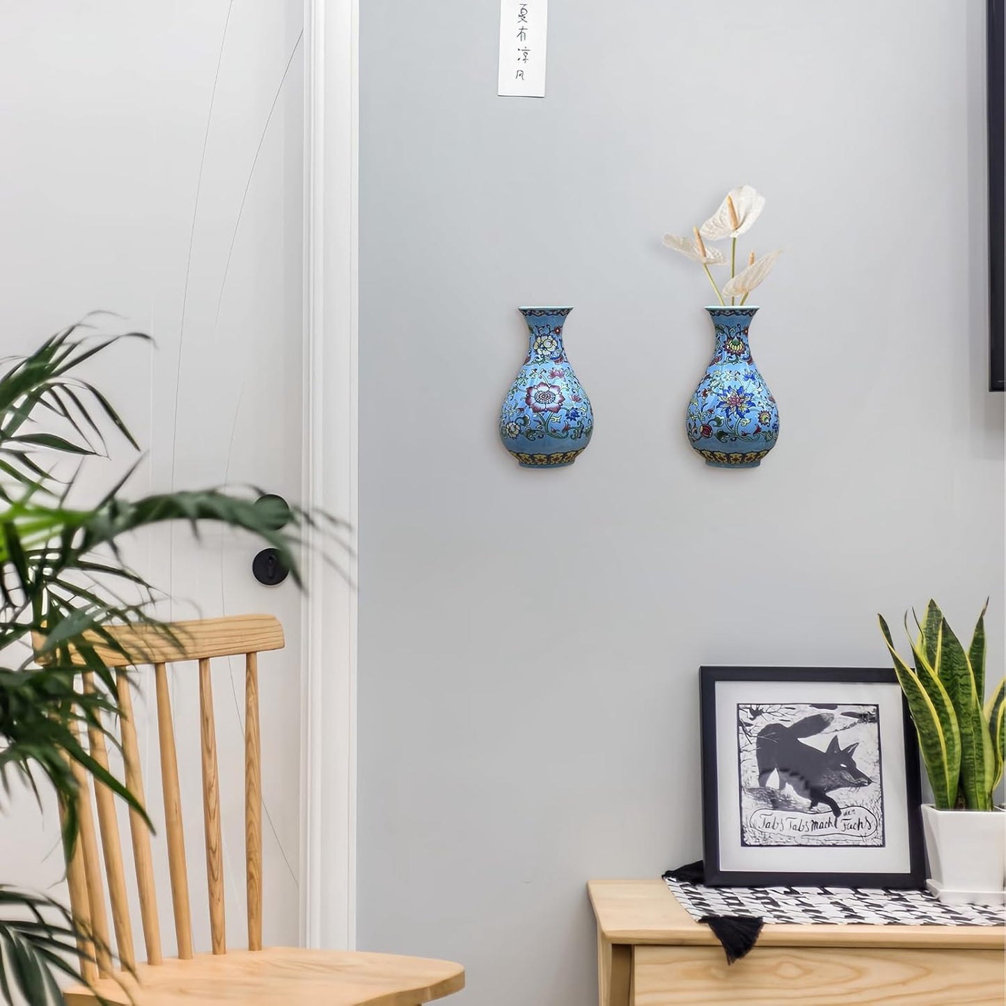 Set of Two Handmade Chinese Blue & White Porcelain Wall Mounted Vases – Chinoiserie Ceramic Flower Vase for Indoor Home Décor, Wall Hanging Vases for Living Room & Bookshelf