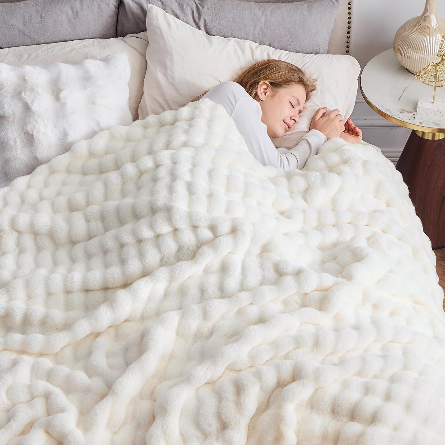 NEWCOSPLAY Faux Fur King Blanket Ivory Bubble Blanket Thick Warm Soft for Couch Sofa Bed 550GSM (Ivory, King(90"x110"))