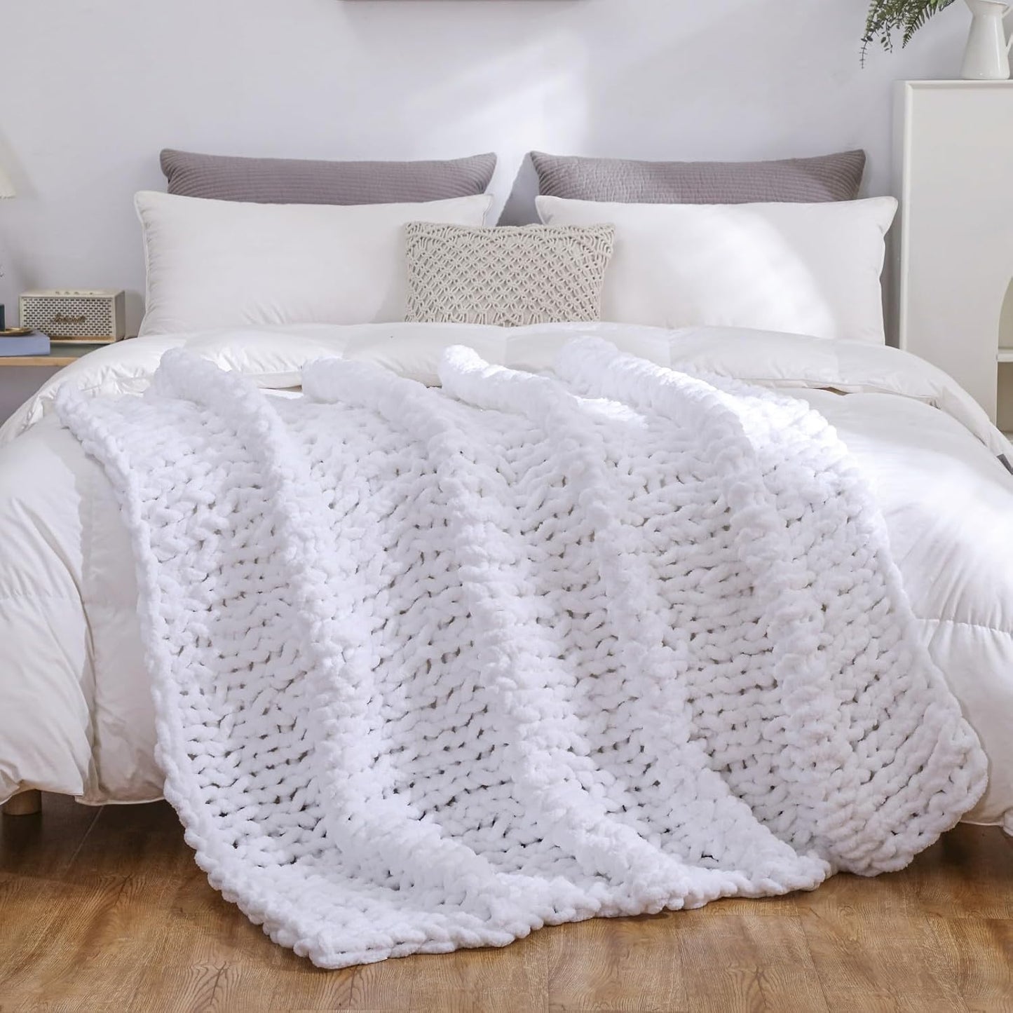 WESHIONGOO Chunky Knit Blanket Throw Knitted Throw Blankets for Couch Bed Fluffy Soft Blanket with Jumbo Chenille Yarn Thick 100% Handmade (White, 50"×60")