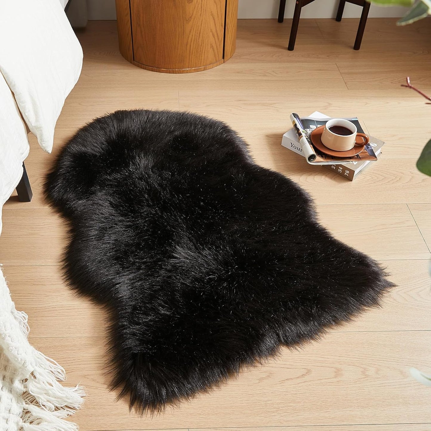 AMTOVO Faux Fur Rug, Black Small Area Rug, Fluffy Sheepskin Rug, Fuzzy Ultra Soft 2 x 3 ft Shag Rugs for Bedroom Sofa Throw Cushion Room Decor, Sheepskin