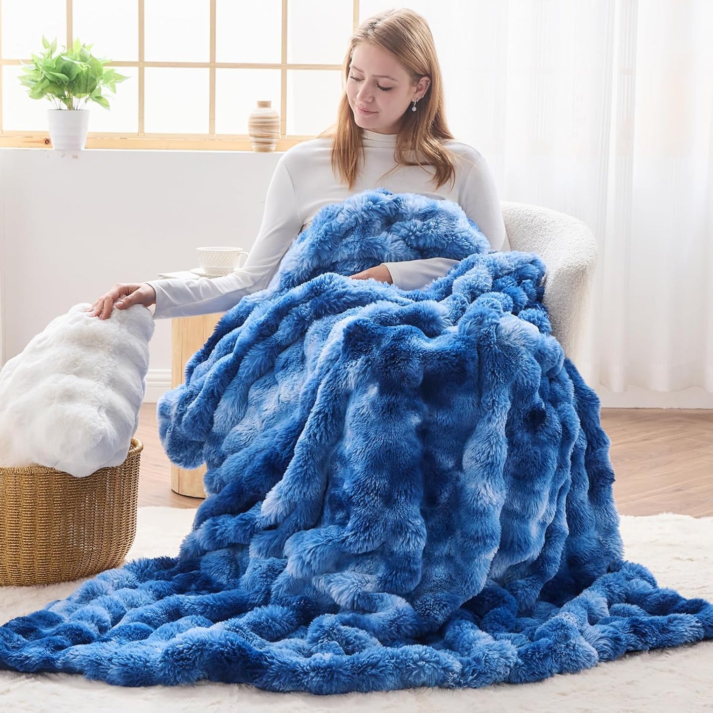 NEWCOSPLAY Faux Fur Twin Blanket Indigo Luxury Fluffy Thick Warm Bubble Blanket for Couch Sofa Bed 700GSM (Indigo, Twin(60"x80"))
