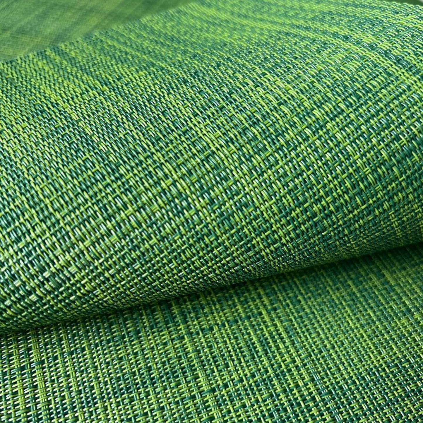 WAZAIGUR Placemats Set of 8 for Dining Table Heat-Resistant Washable Place Mats Woven Vinyl Kitchen Table Mats Easy to Clean,Hunter Green