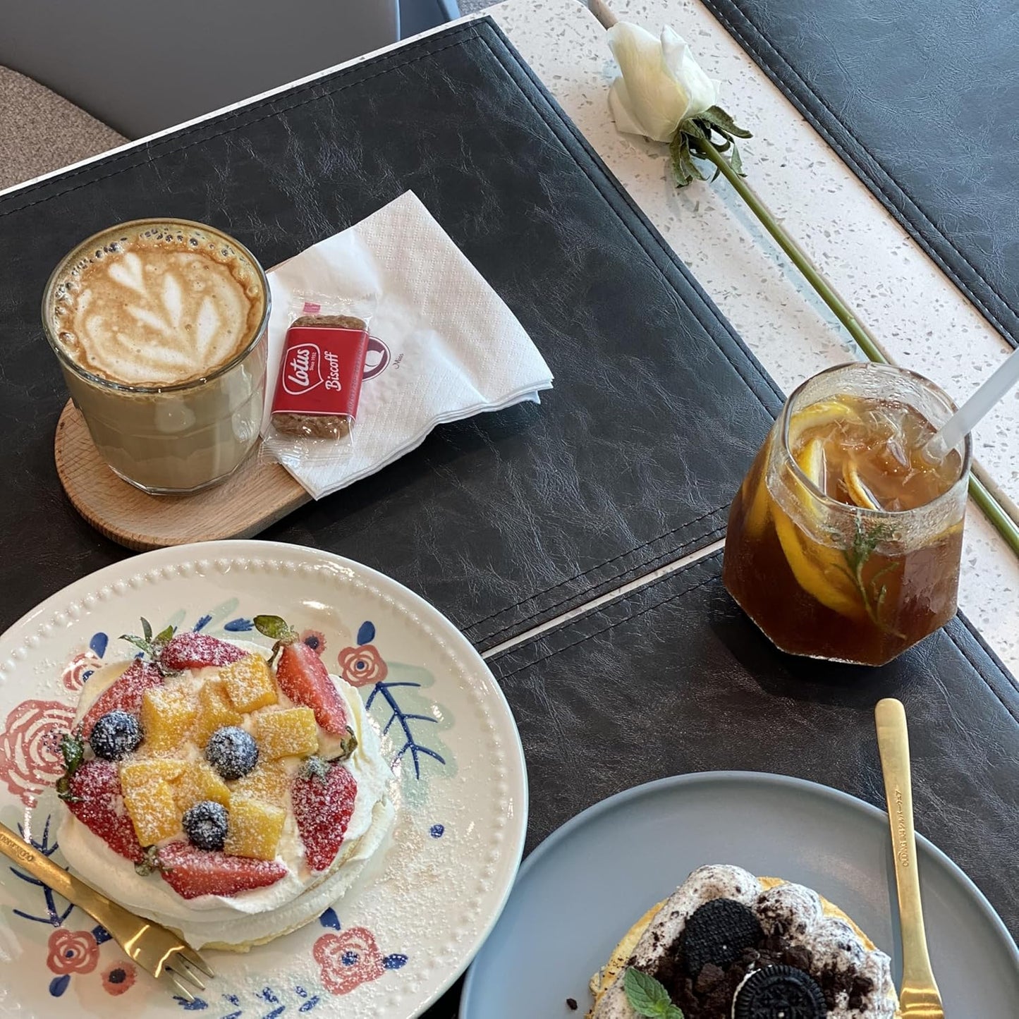 Jovono Waterproof PU Placemats, Faux Leather Dining Table Mat, Set of 8, Easy to Wipe Off Scrub Vinyl Mat, Heat & Stain Resistant for Office Conference Table, Home Décor Grey