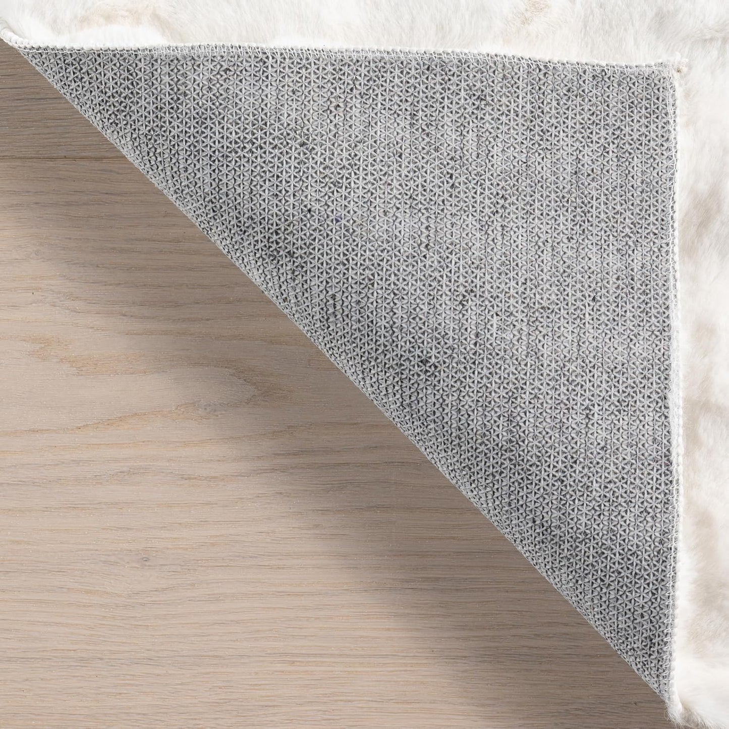 nuLOOM Jeni Solid Faux Rabbit Machine Washable Accent Rug, 2x3, Off-White