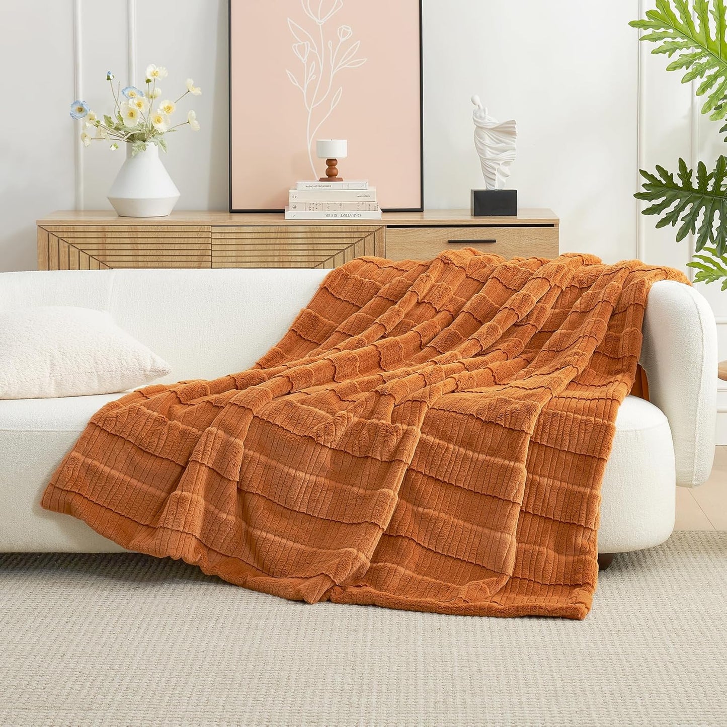 Amélie Home Luxury Striped Faux Fur Throw Blanket for Couch, Embossed Split Fur Cozy Fuzzy Fluffy Luxurious Soft Plush Sofa Chair Bed Gift Blankets for Women Men Wife Friend, 55"x70", Brown