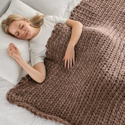 Maetoow Tighter Version Chenille Chunky Knit Blanket Throw （60×80 Inch）, Handmade Warm & Cozy Blanket Couch, Bed, Home Decor, Soft Fleece Banket, Boho Thick Blankets and Giant Yarn Throws，Brown