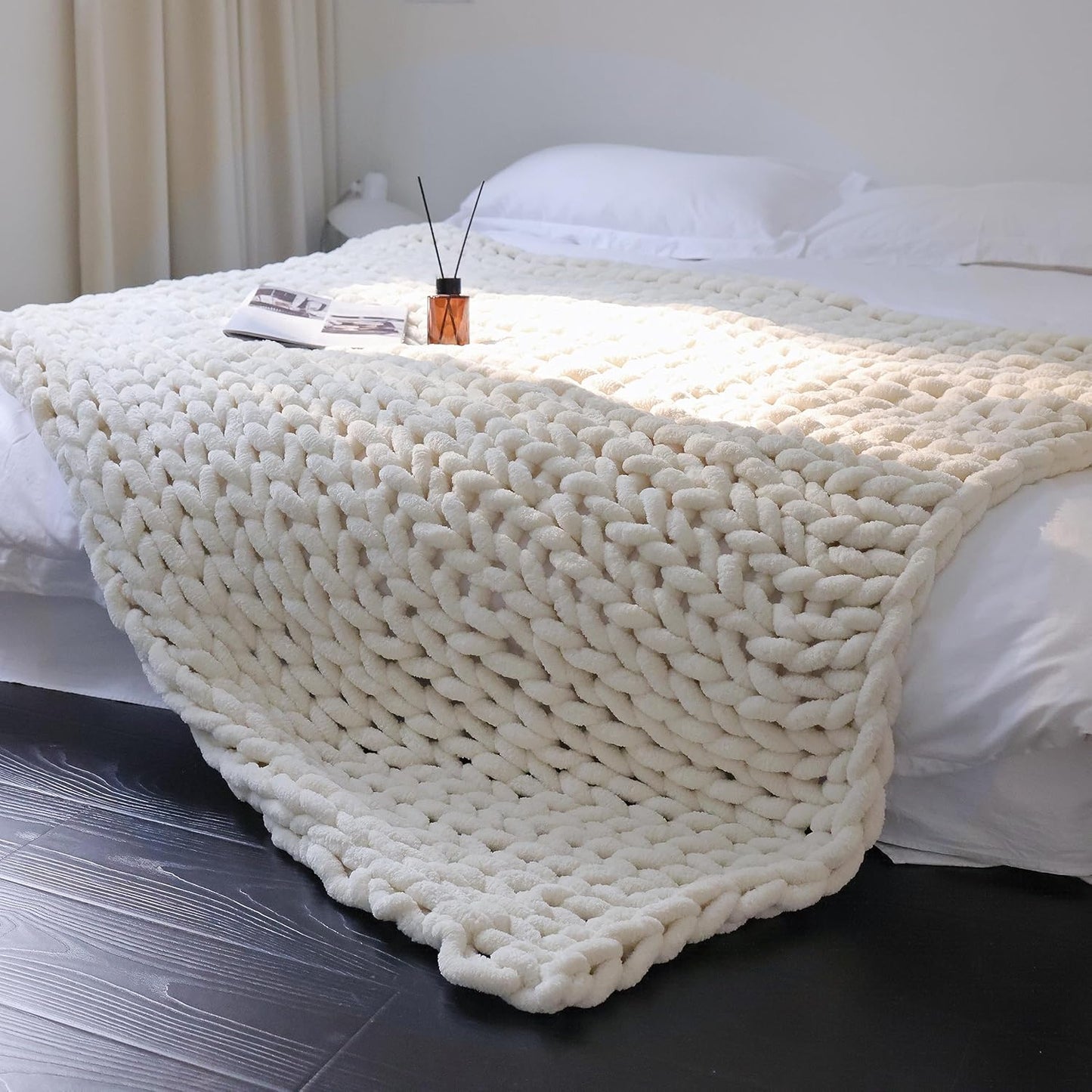 Maetoow Chenille Chunky Knit Blanket Throw （60×80 Inch）, Handmade Warm & Cozy Blanket Couch, Bed, Home Decor, Soft Breathable Fleece Banket, Christmas Thick and Giant Yarn Throws, Cream
