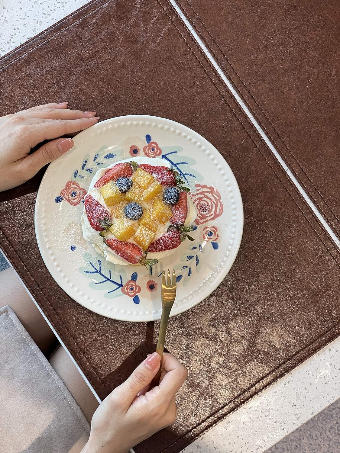 Waterproof PU Placemats, Faux Leather Dining Table Mat, Set of 4, Easy to Wipe Off Scrub Vinyl Mat, Heat & Stain Resistant for Office Conference Table, Home Decor